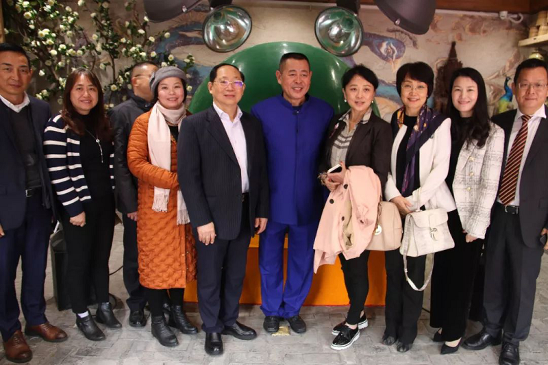 鸿海集团董事长林振洪(右一)合影