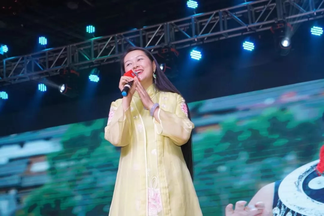 民族歌唱家,天基权集团董事长兼总裁释延豹夫人金泉贝温情演唱《苗寨